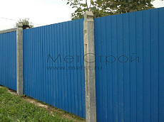 Забор из оцинкованного профнастила, окрашенного в синий цвет