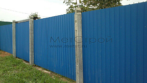 Забор из оцинкованного профнастила, окрашенного в синий цвет