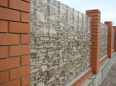 Забор из профнастила с покрытием Printech Finestone 
под натуральный камень