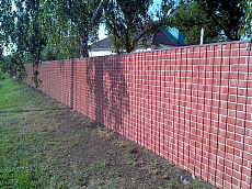 Забор из профнастила с покрытием Printech Rustic 
Brick жженый кирпич, имитирующим кирпичную 
кладку