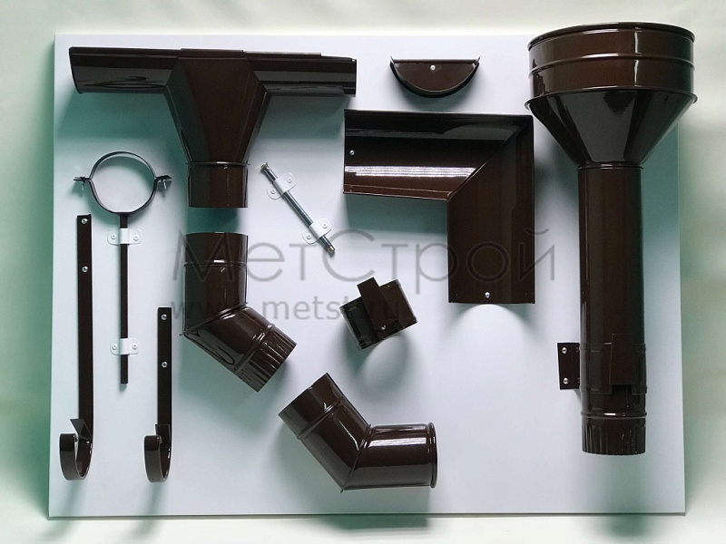 Стенд с элементами металлической водосточной системы коричневой, материал - оцинкованная сталь с полимерным покрытием, диаметр 100 мм, толщина 0.5 мм, цвет коричневый шоколад RAL 8017