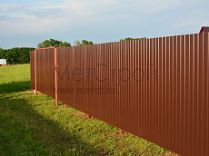 Забор из окрашенного профлиста шоколадного 
цвета — RAL 8017