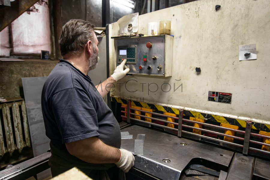 Панель управления гильотинных ножниц для фрезерной обработки изделий из металла