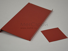 Доборный элемент из оцинкованной стали 
с полимерным покрытием цвета RAL 3020 насыщенный 
красный