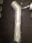 Угловая водосточная труба из оцинкованной стали с покрытием цвета RAL 1015 светлая слоновая кость