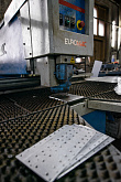 Координатно-пробивной пресс Euromac CX 100030 для изготовления деталей на заказ — обработки металла толщиной 0.5-6 мм, размером до 1050×1250 мм — пробивки и высечки отверстий под любым углом, до 300 уд./мин. (4)