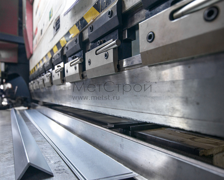 Производство изделий из металла гидравлического вертикально-гибочного пресса 3200 мм WC67Y-80/3200 с ЧПУ для гибки металлических листов