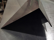 Планка согласно чертежу заказчика толщиной 
металла 0.5 мм, длиной 2000 мм, RAL 8017