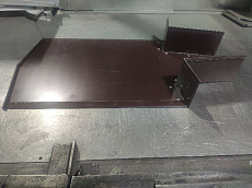 Парапетная воронка угловая 160° толщиной 
металла 0.7 мм, РЕ RAL 8017/8017