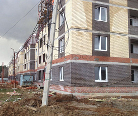 Объект загородного строительства в г. Королев, Московская область. Установлен прямоугольный водосток из оцинкованной стали 0.5×102×76 мм цвета RAL 8025 (светло-коричневый)