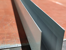 Планка согласно чертежу заказчика толщиной 
металла 0.5 мм, длиной 2500 мм, PE RAL 9003
