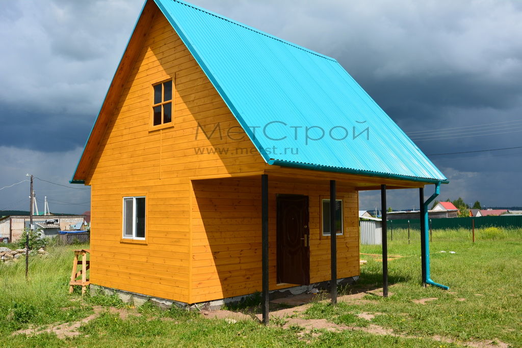 Крыша дома из профнастила С21 с полимерным покрытием (RAL 5021, "Водная синь").