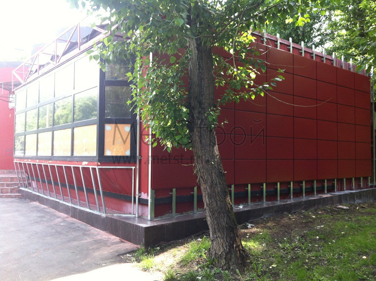 Фасад кафе облицован фасадными панелями от компании МетСтрой.